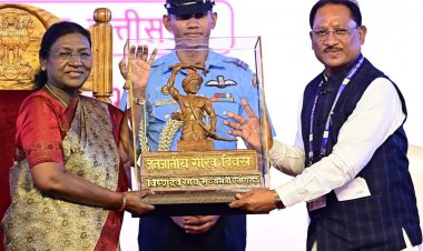 सीएम ने राष्ट्रपति को भगवान बिरसा मुंडा की बस्तर आर्ट प्रतिमा भेंट की