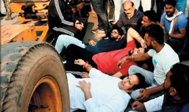 साइंस कॉलेज चौपाटी पर चला बुलडोजर : विरोध करने पर पूर्व विधायक उपाध्याय समेत कई कांग्रेसी गिरफ्तार