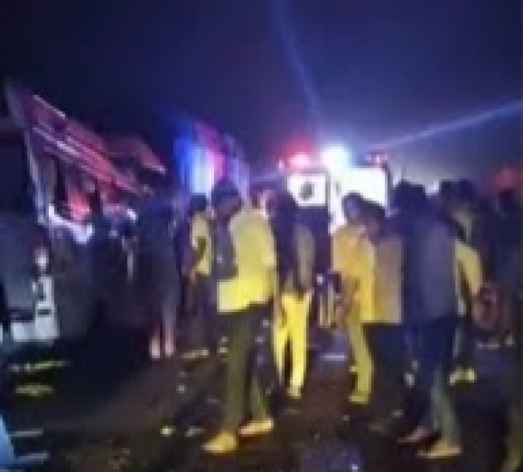 भीषण सड़क हादसे में 18 लोगों की मौत,सड़क किनारे खड़े ट्रक में घुसी टूरिस्ट बस