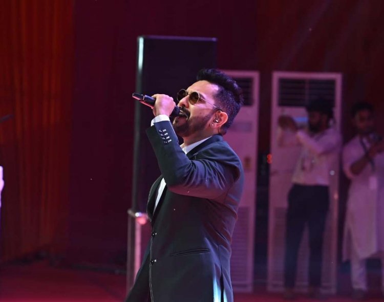सुरमई शाम से सजी महफ़िल, राज्योत्सव में बॉलीवुड के पार्श्व गायक आदित्य नारायण और छत्तीसगढ़ के कलाकारों ने बांधा समां