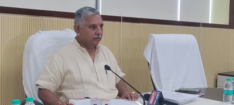 गुजरात अपनाएगा छत्तीसगढ़ पाठ्य पुस्तक निगम का बारकोड मॉडल : राजा पांडेय