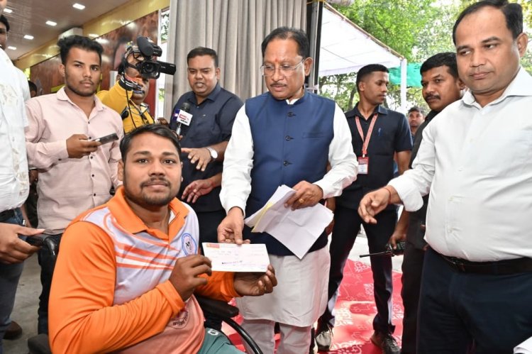 जनदर्शन में सीएम ने सुना दुख-दर्द, की सहायता