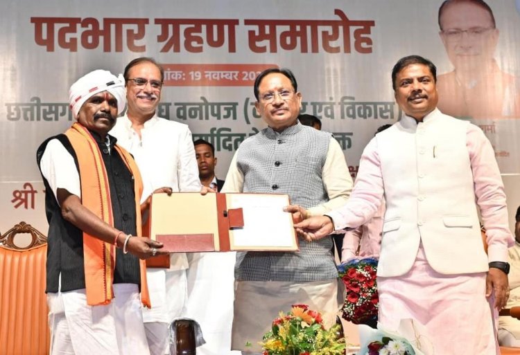 सीएम साय के समक्ष लघु वनोपज सहकारी संघ के नवनियुक्त अध्यक्ष और उपाध्यक्ष  ने ग्रहण किया पदभार