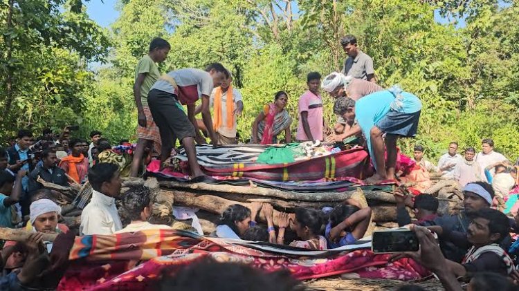 नक्सल कमांडर हिड़मा और पत्नी राजे का एक ही चिता पर हुआ अंतिम संस्कार,आसमान से लेकर जमीन तक सुरक्षा एजेंसियों ने रखी कड़ी निगरानी