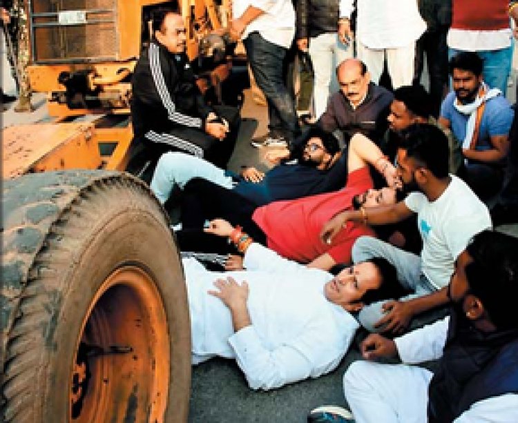 साइंस कॉलेज चौपाटी पर चला बुलडोजर : विरोध करने पर पूर्व विधायक उपाध्याय समेत कई कांग्रेसी गिरफ्तार