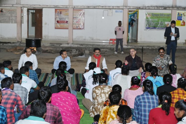 उपमुख्यमंत्री विजय शर्मा ने सुकमा में लगाई चौपाल,हथियार छोड़कर मुख्यधारा में लौटे युवाओं से की बात