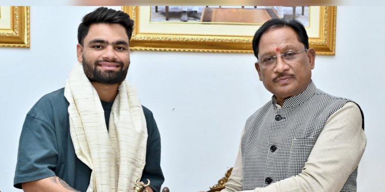 भारतीय क्रिकेट टीम के बल्लेबाज़ रिंकू सिंह पहुंचे रायपुर,मुख्यमंत्री साय से की मुलाकात