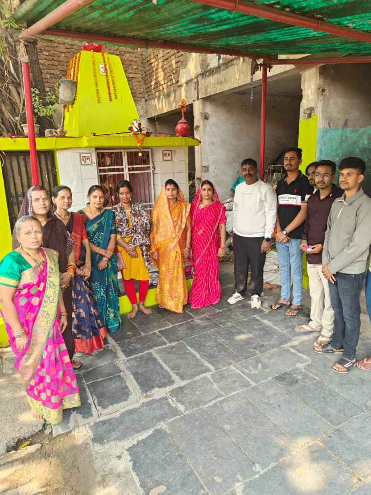 कांग्रेस नेता संदीप तिवारी द्वारा मितानिन बहनों का  किया गया सम्मान