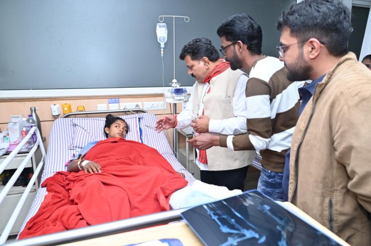 आईईडी ब्लास्ट में घायल महिला कांस्टेबल से मिले डिप्टी सीएम विजय शर्मा,डॉक्टरों को बेहतर इलाज के दिए निर्देश