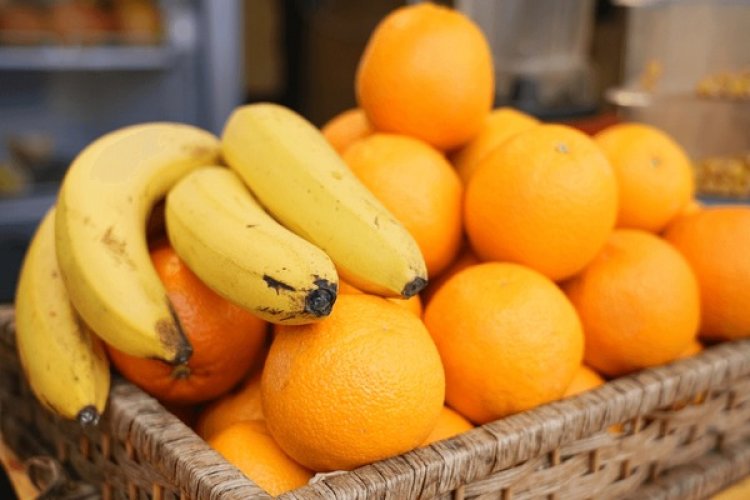 ठंड में केला–संतरा खाएं या नहीं? बढ़ती सर्दी में लोगों की उलझन पर जानें स्पष्ट जवाब