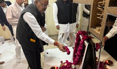 सांसद बृजमोहन अग्रवाल ने वरिष्ठ पत्रकार डॉ. हिमांशु द्विवेदी के पिता स्व. कीर्ति नारायण द्विवेदी को दी श्रद्धांजलि