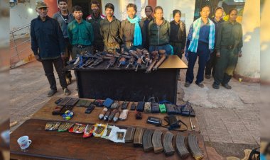 नक्सलवाद को बड़ा झटका: माओवादी के सेंट्रल कमिटी सदस्य रामधेर ने 11 साथियों संग किया आत्मसमर्पण