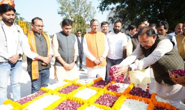 मुख्यमंत्री विष्णुदेव साय पहुंचे सोनाखान, शहीद वीर नारायण सिंह को अर्पित की श्रद्धांजलि