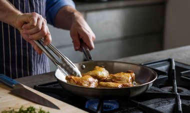 सावधान! कहीं आप भी तो नहीं खा रहे 'स्लो पॉइजन'? इन 5 चीजों को दोबारा गर्म करना सेहत पर पड़ सकता है भारी