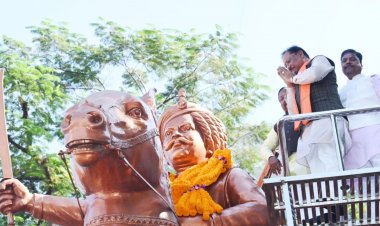 शहीद वीरनारायण सिंह को मुख्यमंत्री साय ने दी श्रद्धांजलि