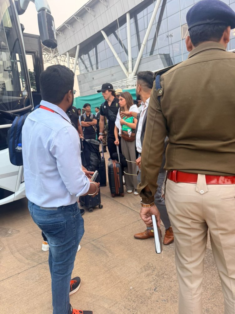 भारत और दक्षिण अफ्रीका की टीम पहुंची रायपुर,एयरपोर्ट पर उमड़ी फैंस की भीड़