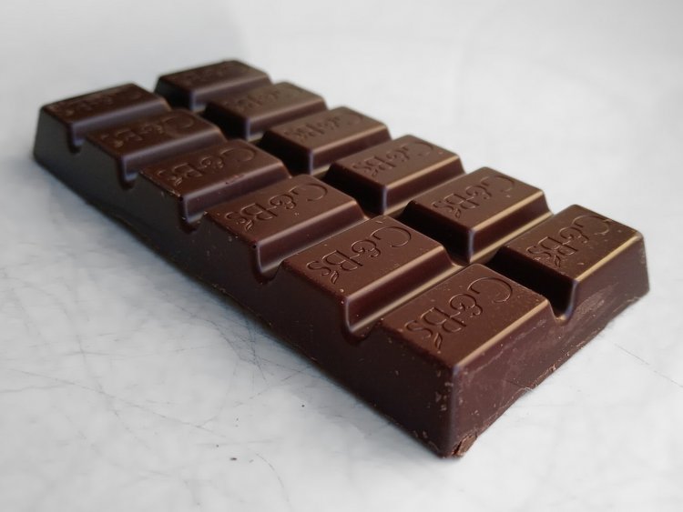 अब बेफिक्र होकर खाएं चॉकलेट; रोज एक टुकड़ा 'डार्क चॉकलेट' खाने से मिलेंगे ये 6 जादुई फायदे