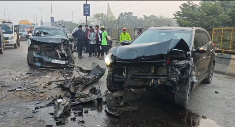 रायपुर में दो कारों की आमने-सामने से भिड़ंत,तीन लोग घायल