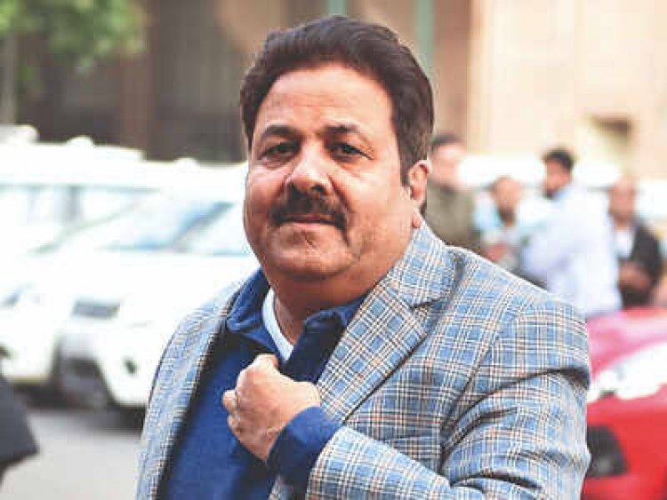 नवा रायपुर में मेले जैसा माहौल , समर्थकों ने राजीव शुक्ला के लगाए पोस्टर