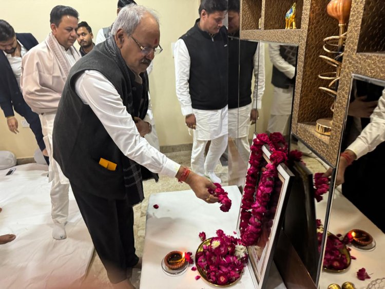 सांसद बृजमोहन अग्रवाल ने वरिष्ठ पत्रकार डॉ. हिमांशु द्विवेदी के पिता स्व. कीर्ति नारायण द्विवेदी को दी श्रद्धांजलि