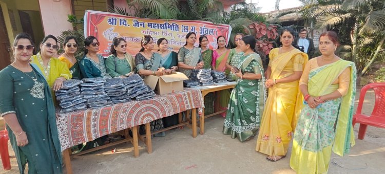 दिगंबर जैन महासमिति महिला विंग से स्वेटर और कंबल पाकर खिले बच्चों के चेहरे