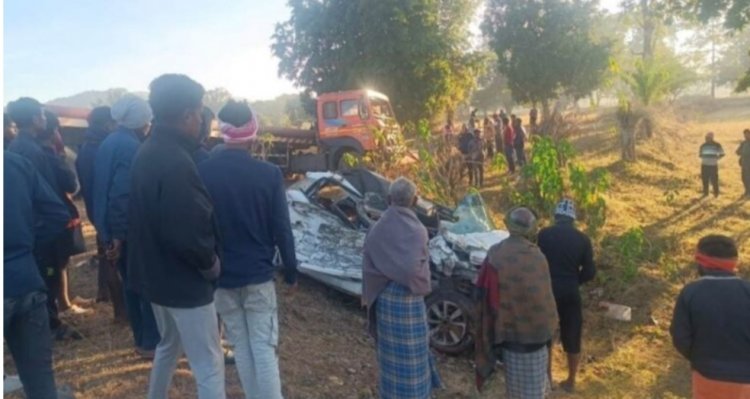 छत्तीसगढ़ में भीषण सड़क हादसा,ट्रेलर से टकराकर कार के उड़े परखच्चे,मेले से लौट रहे 5 युवकों की मौत
