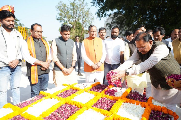 मुख्यमंत्री विष्णुदेव साय पहुंचे सोनाखान, शहीद वीर नारायण सिंह को अर्पित की श्रद्धांजलि