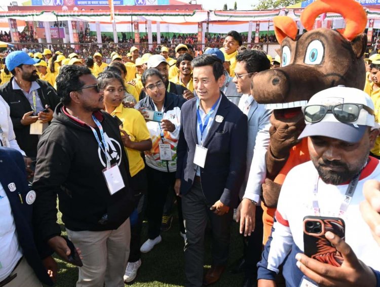 बस्तर ओलंपिक के समापन में शामिल हुए भारत के महान फुटबालर बाईचुंग भूटिया