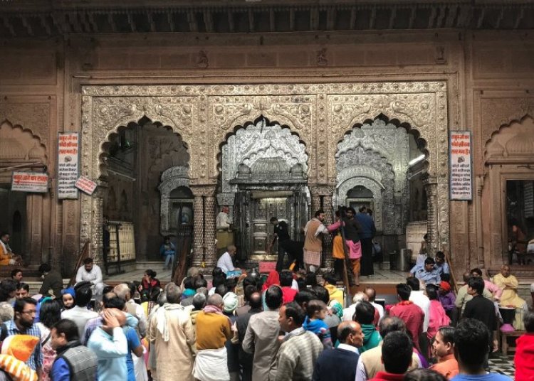 बांके बिहारी मंदिर में टूटी सालों पुरानी परंपरा, सैलरी न मिलने पर हलवाई ने नहीं बनाया ठाकुर जी का भोग