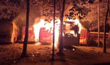 रायपुर बस टर्मिनल पर 'साजिश' वाली आग: पार्किंग में खड़ी 5 बसें जलकर खाक; शरारती तत्वों पर गहराया शक