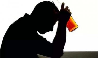 शिक्षा के मंदिर में शर्मनाक करतूत: सरस्वती पूजा के दिन नशे में धुत होकर स्कूल पहुँचा शिक्षक, वीडियो वायरल होने पर सस्पेंड की सिफारिश