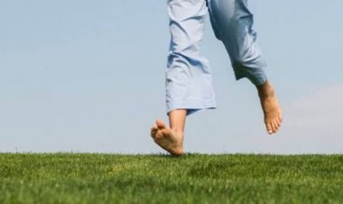 क्या आप भी घर में चलते हैं 'नंगे पैर'? यह आदत आपकी हड्डियों और रीढ़ को कर सकती है बीमार