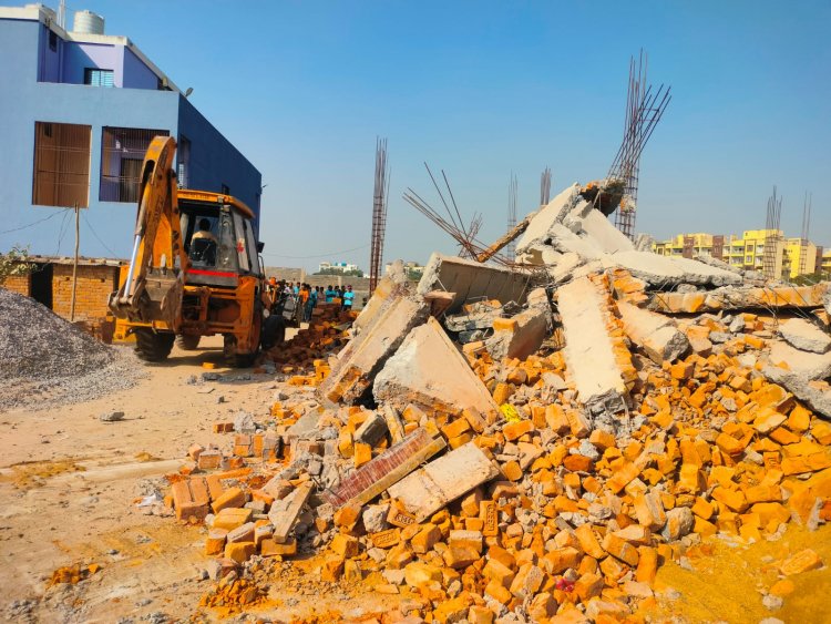 Raipur News : अवैध निर्माणों पर निगम का एक्शन,बुलडोजर की कार्रवाई से मचा हड़कंप