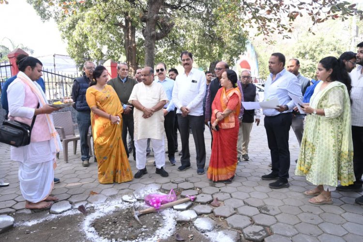 पुरंदर मिश्रा ने किया शौचालय निर्माण कार्य का किया शुभारंभ