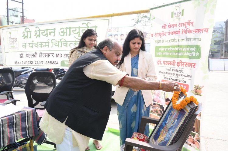 पुरंदर मिश्रा ने दीप प्रज्वलित कर किया निःशुल्क आयुर्वेदिक स्वास्थ्य शिविर का शुभारंभ