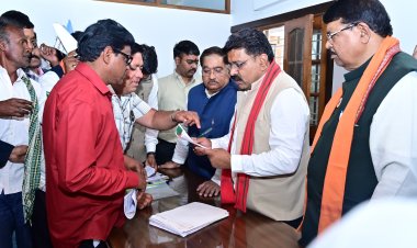 उपमुख्यमंत्री विजय शर्मा ने सहयोग केंद्र में प्राप्त आवेदनों का त्वरित निराकरण करने दिए निर्देश