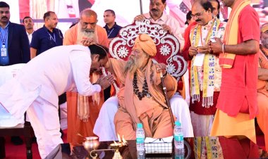 डिप्टी सीएम अरुण साव ने विराट संत समागम में पधारे साधु-संतों और महामंडलेश्वरों से लिया आर्शीवाद