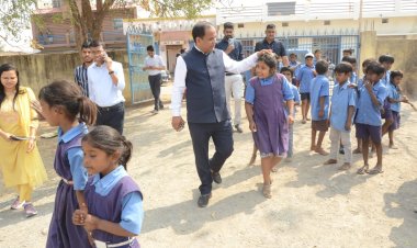 कलेक्टर डॉ. गौरव सिंह का आरंग दौरा : स्कूलों में बच्चों से  पहाड़ा सुनकर दी शाबाशी