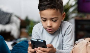 स्मार्टफोन की दुनिया में कहीं खो न जाए बचपन, इन 5 असरदार तरीकों से छुड़ाएं बच्चों की मोबाइल लत