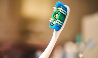 सावधान! क्या आप भी सालों तक एक ही टूथब्रश इस्तेमाल करते हैं? जानें इसे बदलने का सही समय और स्वास्थ्य जोखिम