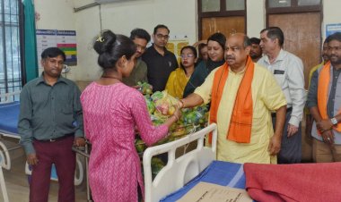 विधायक पुरंदर मिश्रा के नेतृत्व में सेवा का संकल्प, मुख्यमंत्री के जन्मदिवस पर अस्पताल में फल वितरण