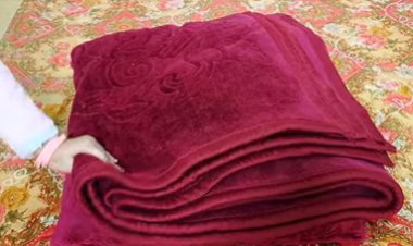 भारी कंबल धोने के लिए नहीं पड़ेगी मशीन या ड्राई क्लीनिंग की जरूरत, इन घरेलू ट्रिक्स से मिनटों में चमकाएं