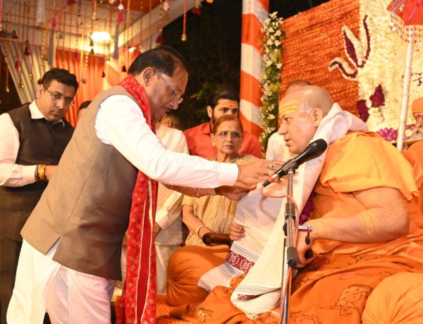 मुख्यमंत्री विष्णुदेव साय ने निरंजन पीठाधीश्वर महामंडलेश्वर डॉ. स्वामी कैलाशनंद गिरी महाराज से लिया आशीर्वाद