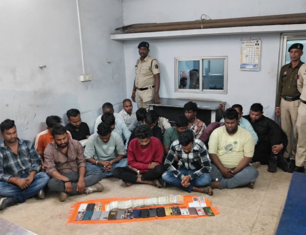 Raipur Crime :  ट्रांसपोर्ट नगर में मचा हड़कंप-19 जुआरी गिरफ्तार, 5 लाख से अधिक नगद और मोबाइल जब्त