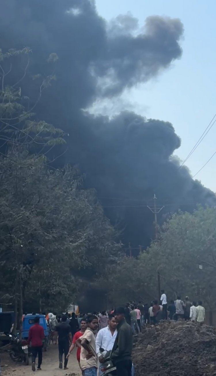 Raipur Big Breaking : भनपुरी  डामर फैक्ट्री में भीषण आग, दूर-दूर तक धुआं ही धुआं, दमकल की कई गाड़ियां मौके पर