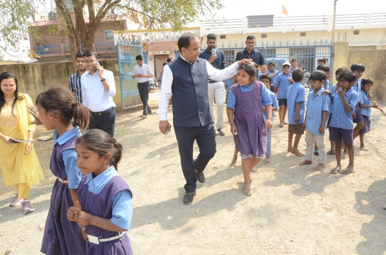 कलेक्टर डॉ. गौरव सिंह का आरंग दौरा : स्कूलों में बच्चों से  पहाड़ा सुनकर दी शाबाशी