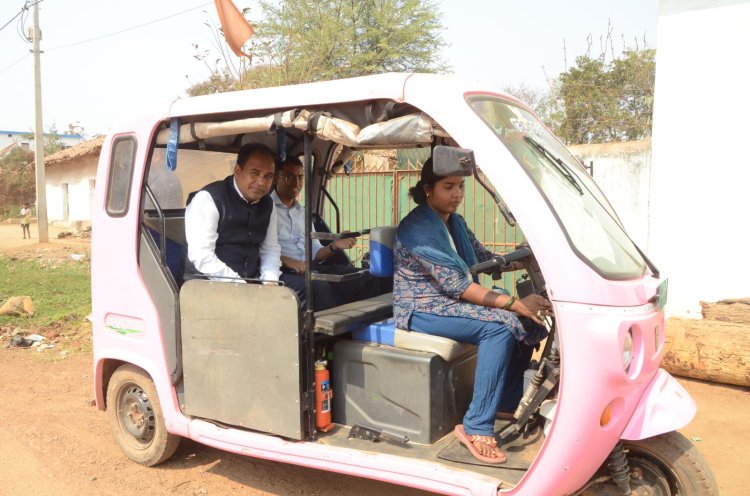 नवा रायपुर की सड़कों में ऑटो में दिखे कलेक्टर : महिला चालक का बढ़ाया उत्साह,खुद यूपीआई से दिया किराया