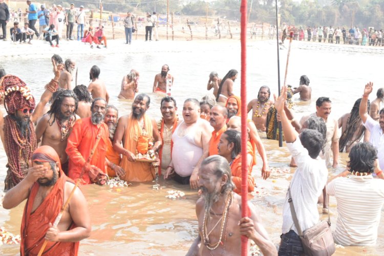 महाशिवरात्रि पर राजिम में  नागा साधुओं के भव्य शौर्य प्रदर्शन से गूंजा मेला परिसर