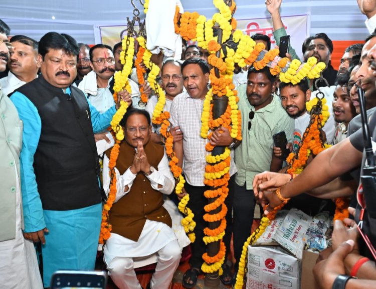 मुख्यमंत्री के जन्मोत्सव पर शुभेच्छुओं का सैलाब,निवास पर दिखा उत्साह का माहौल