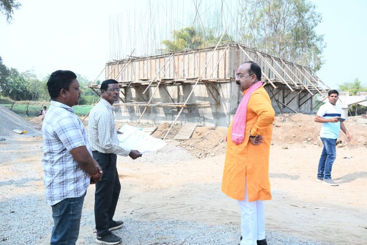 उप मुख्यमंत्री अरुण साव ने कारीडोंगरी-दरवाजा में निर्माणाधीन पुल का किया निरीक्षण